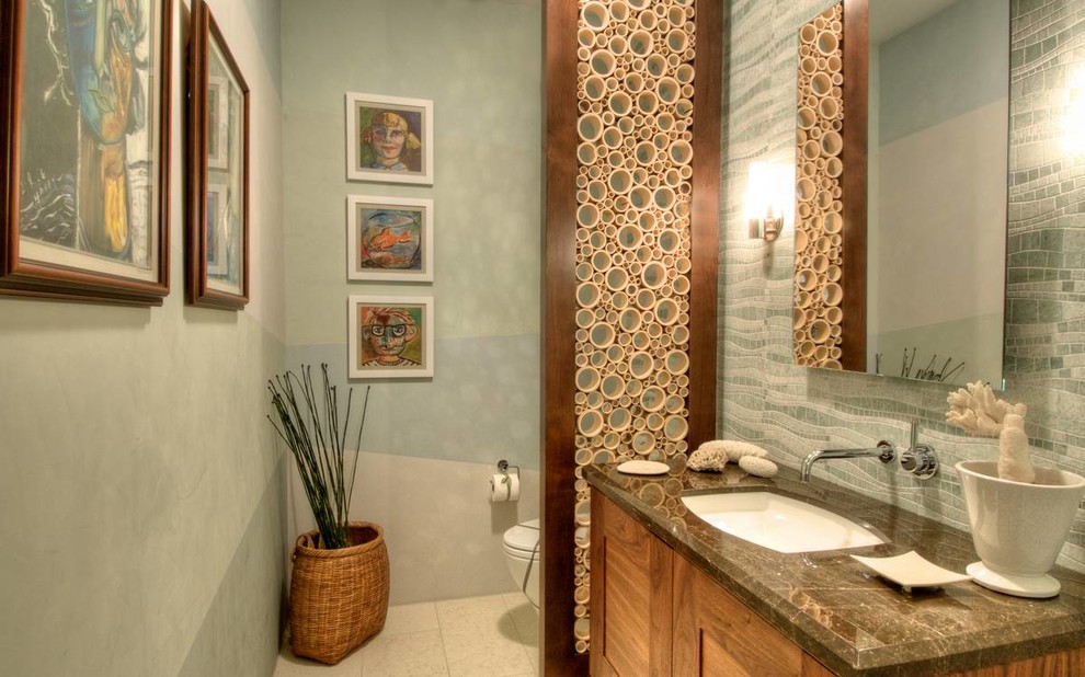 Ispirazione per un bagno di servizio minimal con lavabo sottopiano, ante con riquadro incassato, ante in legno scuro, pareti grigie e piastrelle blu