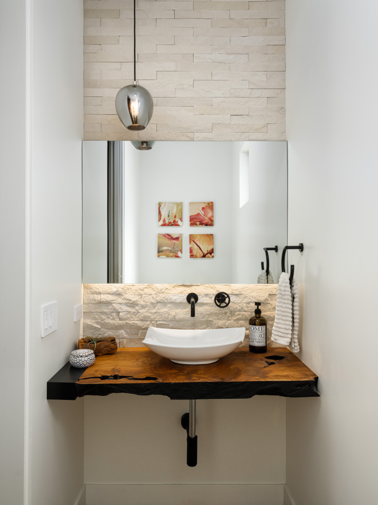Moderne Gästetoilette mit beigen Fliesen, Steinfliesen, weißer Wandfarbe, Aufsatzwaschbecken, Waschtisch aus Holz und brauner Waschtischplatte in San Diego