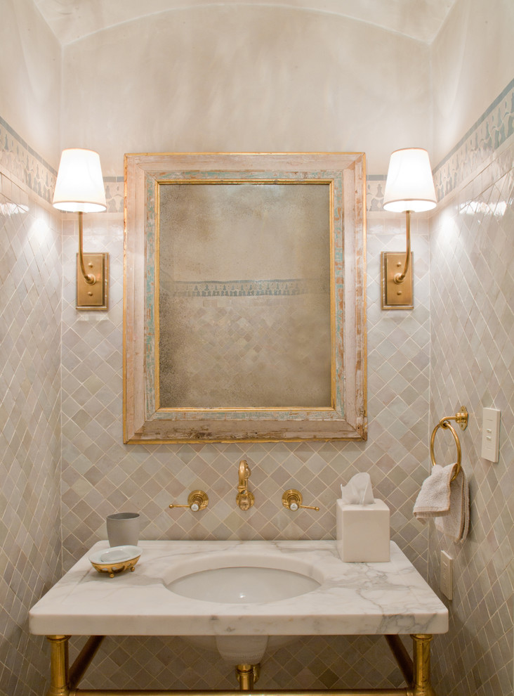 Cette photo montre un WC et toilettes bord de mer avec un lavabo encastré, un carrelage beige et un mur beige.