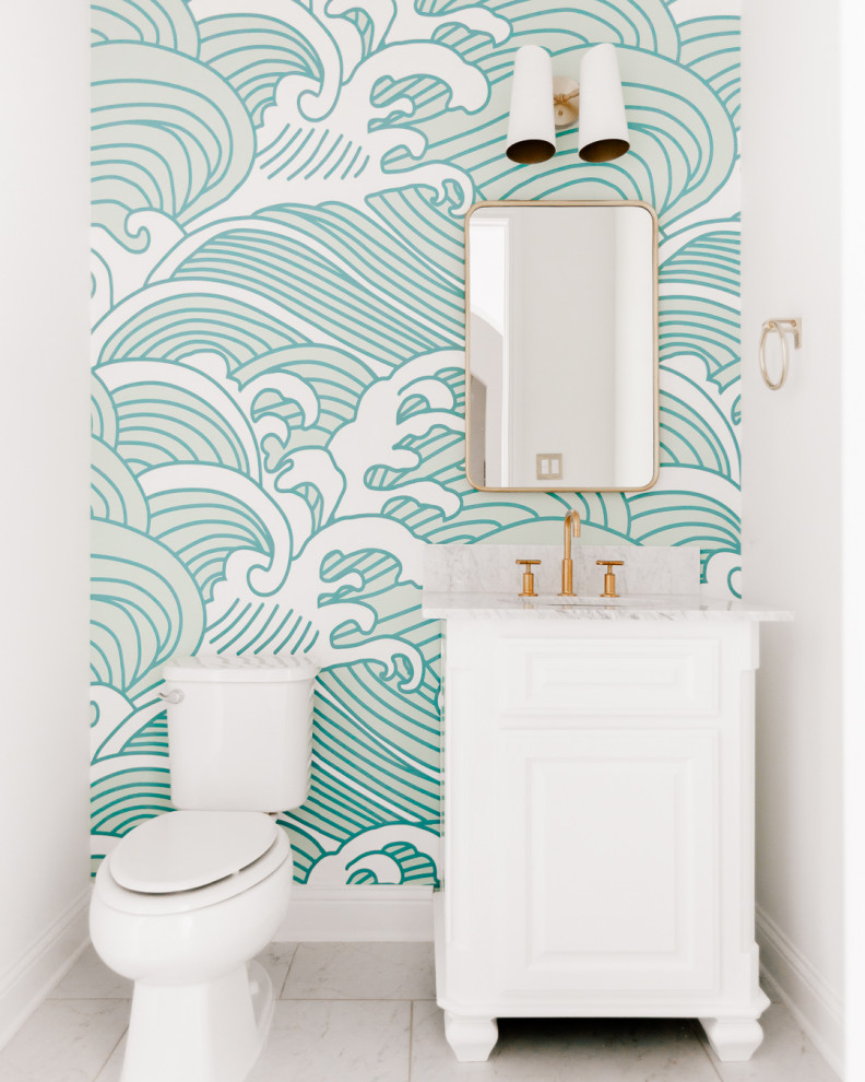 Idées déco pour un WC et toilettes bord de mer avec un placard avec porte à panneau surélevé, des portes de placard blanches, WC séparés, un mur blanc, un lavabo encastré, un plan de toilette en marbre, un sol gris et un plan de toilette gris.