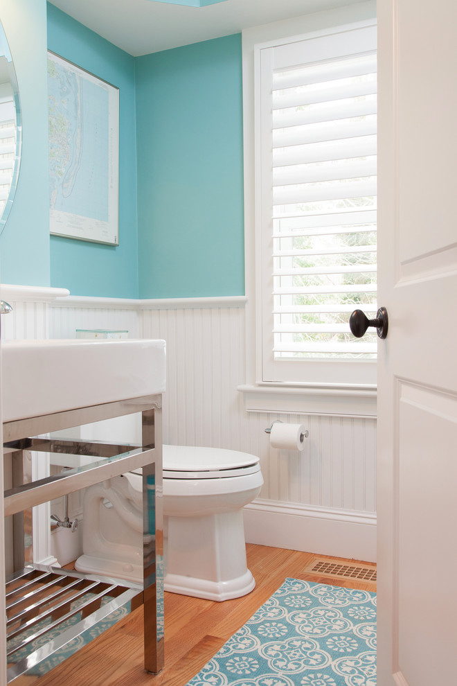 Foto di un bagno di servizio minimal con pareti blu