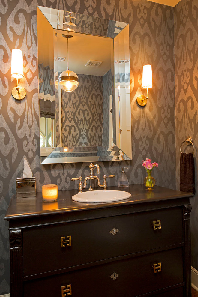 Mittelgroße Moderne Gästetoilette mit verzierten Schränken, dunklen Holzschränken, grauer Wandfarbe, Einbauwaschbecken und Waschtisch aus Holz in Austin