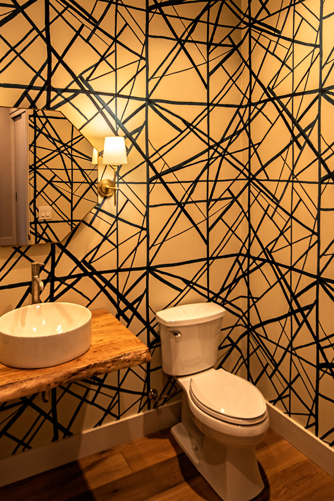 Kleine Moderne Gästetoilette mit Wandtoilette mit Spülkasten, bunten Wänden, Wandwaschbecken, Waschtisch aus Holz und brauner Waschtischplatte in Sonstige