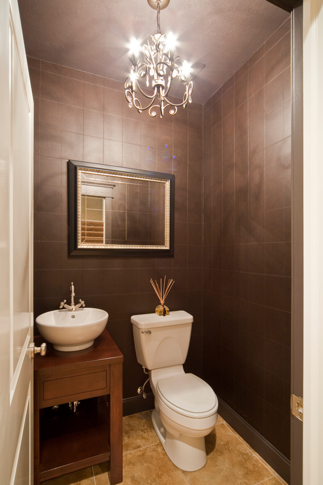 Esempio di un piccolo bagno di servizio design con consolle stile comò, ante in legno scuro, WC a due pezzi, piastrelle marroni, lavabo a bacinella, top in legno e top marrone