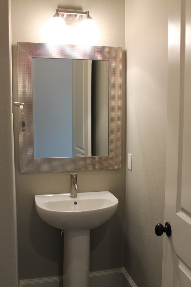 Foto di un piccolo bagno di servizio design con lavabo a colonna e pareti grigie
