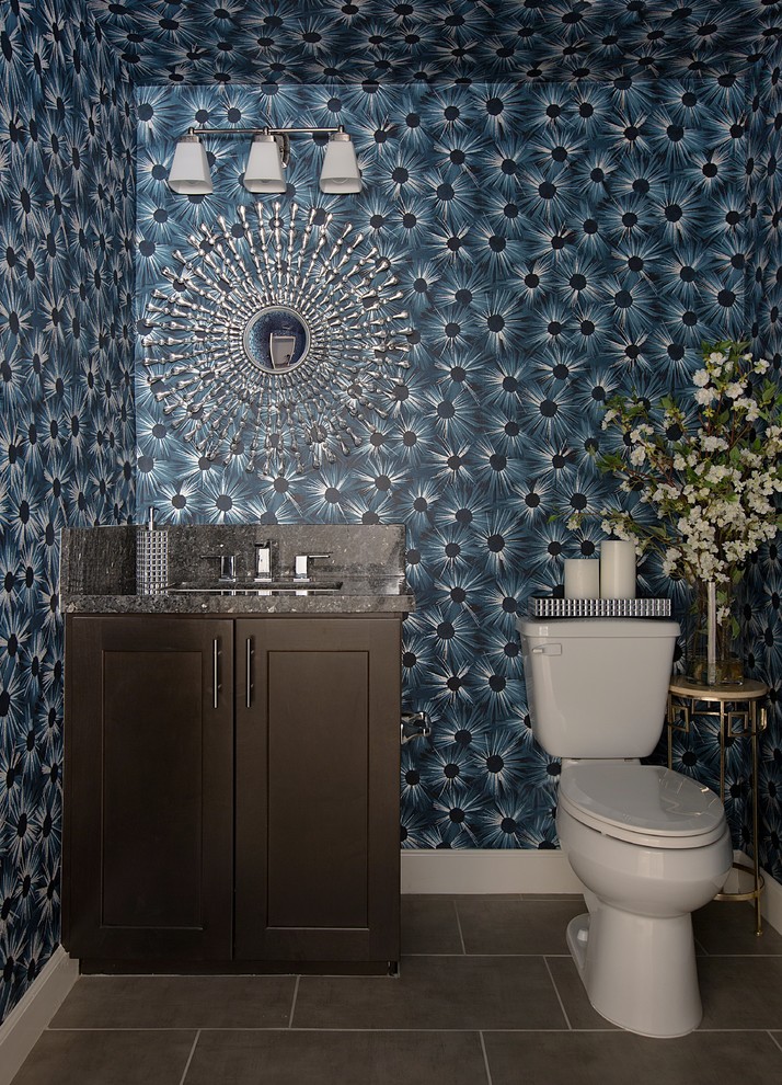 Идея дизайна: маленький туалет в современном стиле с синими стенами, полом из керамической плитки и столешницей из гранита для на участке и в саду