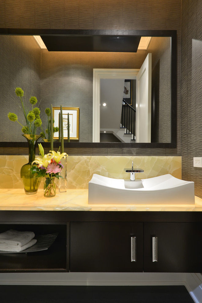Moderne Gästetoilette mit gelber Waschtischplatte in Chicago