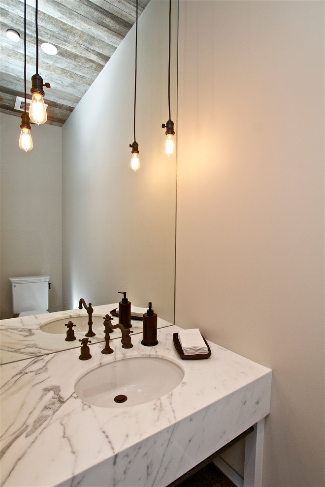 Landhaus Gästetoilette mit Marmor-Waschbecken/Waschtisch und weißer Waschtischplatte in San Francisco