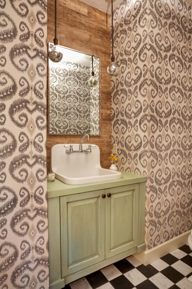 Kleine Klassische Gästetoilette mit profilierten Schrankfronten, grünen Schränken, brauner Wandfarbe, Marmorboden, Waschtisch aus Holz und grüner Waschtischplatte in Portland
