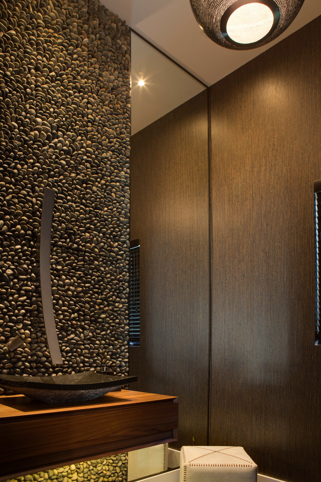 Moderne Gästetoilette mit Waschtisch aus Holz in Orlando
