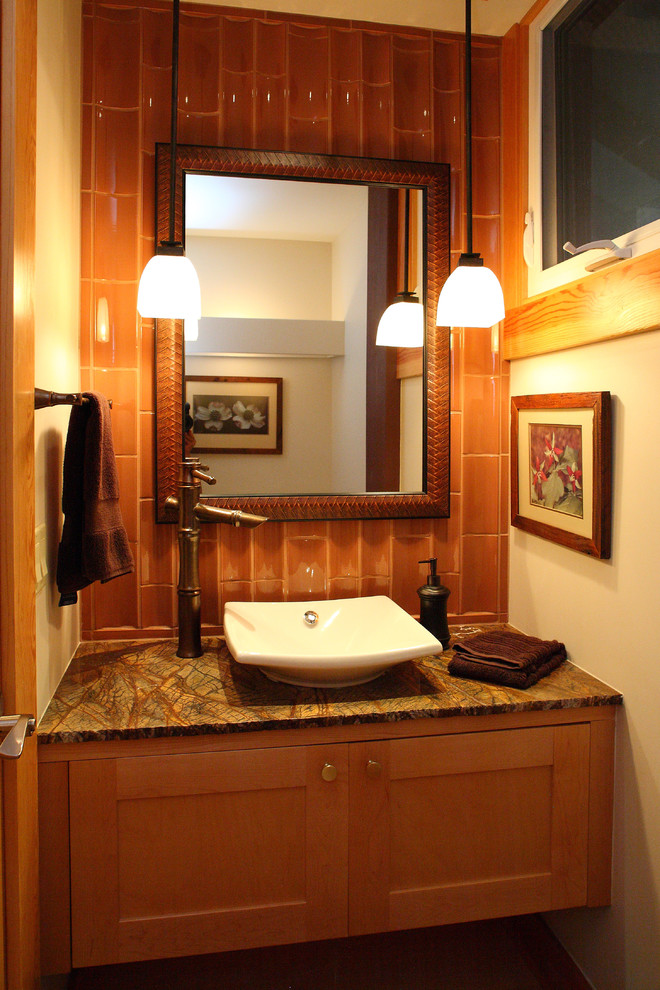 Foto di un piccolo bagno di servizio tropicale con ante in stile shaker, WC monopezzo, piastrelle marroni, piastrelle in ceramica, lavabo a bacinella, top in marmo, pareti beige e ante in legno scuro