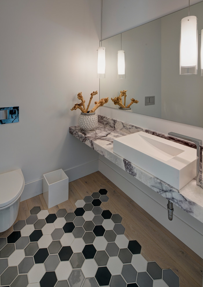 Idéer för mellanstora funkis toaletter, med vita väggar, mosaikgolv och marmorbänkskiva