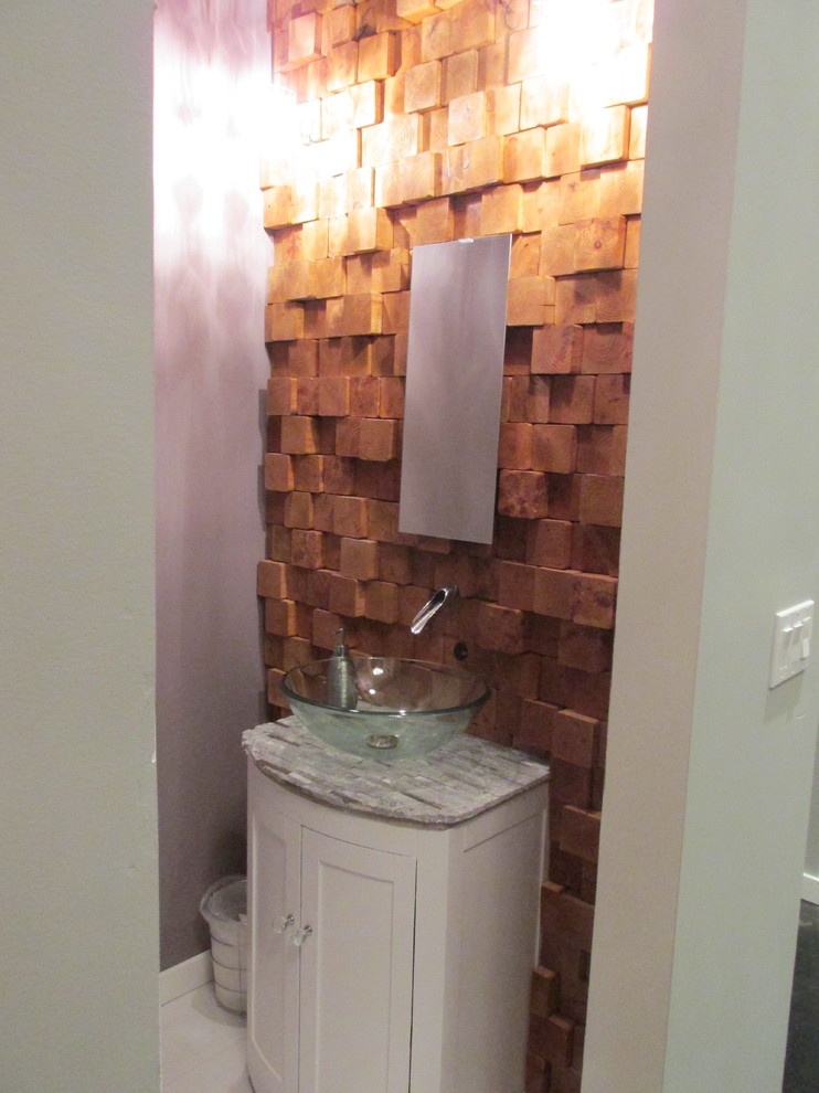 Foto di un bagno di servizio minimal con ante in stile shaker, ante bianche, pareti viola, pavimento con piastrelle in ceramica, lavabo a bacinella, top piastrellato e pavimento bianco