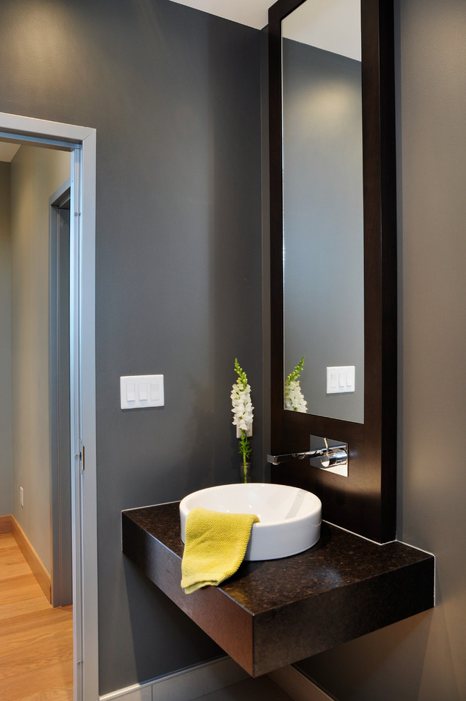 Immagine di un piccolo bagno di servizio minimal con lavabo a bacinella e pareti grigie