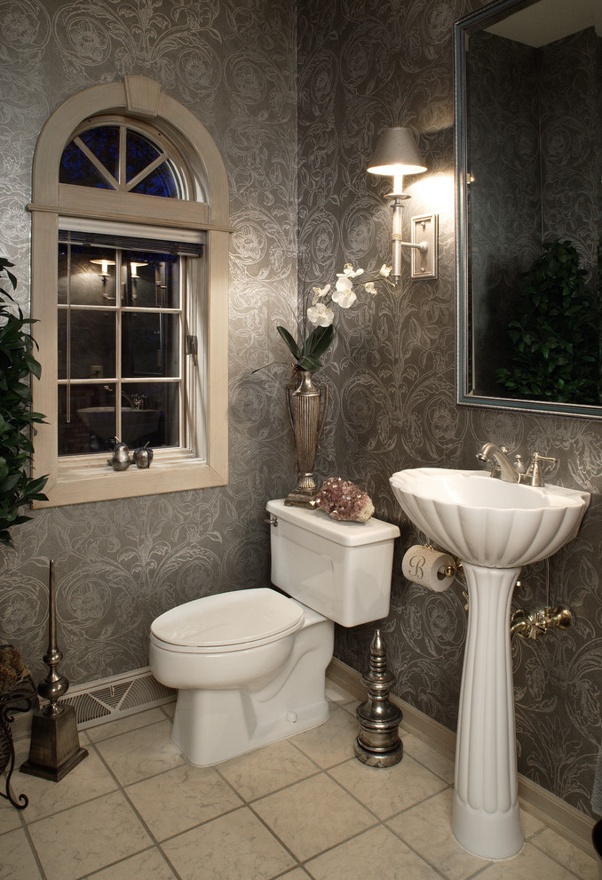 Inredning av ett klassiskt litet toalett, med grå väggar, klinkergolv i porslin, ett piedestal handfat och beiget golv