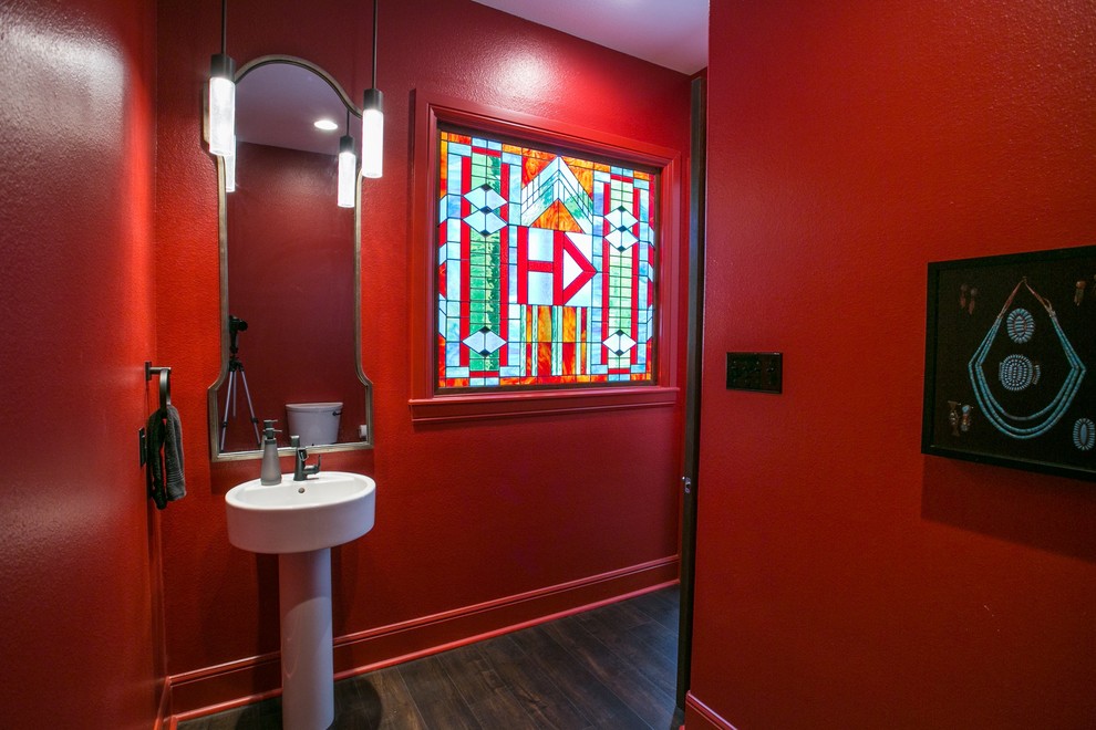 На фото: туалет среднего размера в современном стиле с красными стенами, полом из винила и раковиной с пьедесталом