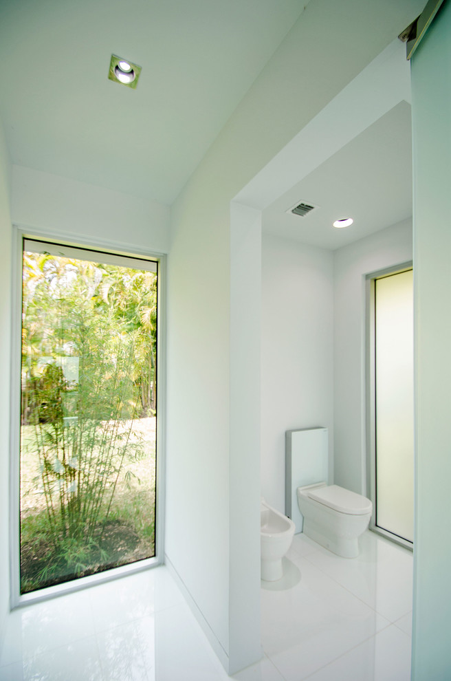 Idéer för mellanstora funkis toaletter, med en bidé, vita väggar, klinkergolv i porslin och vitt golv