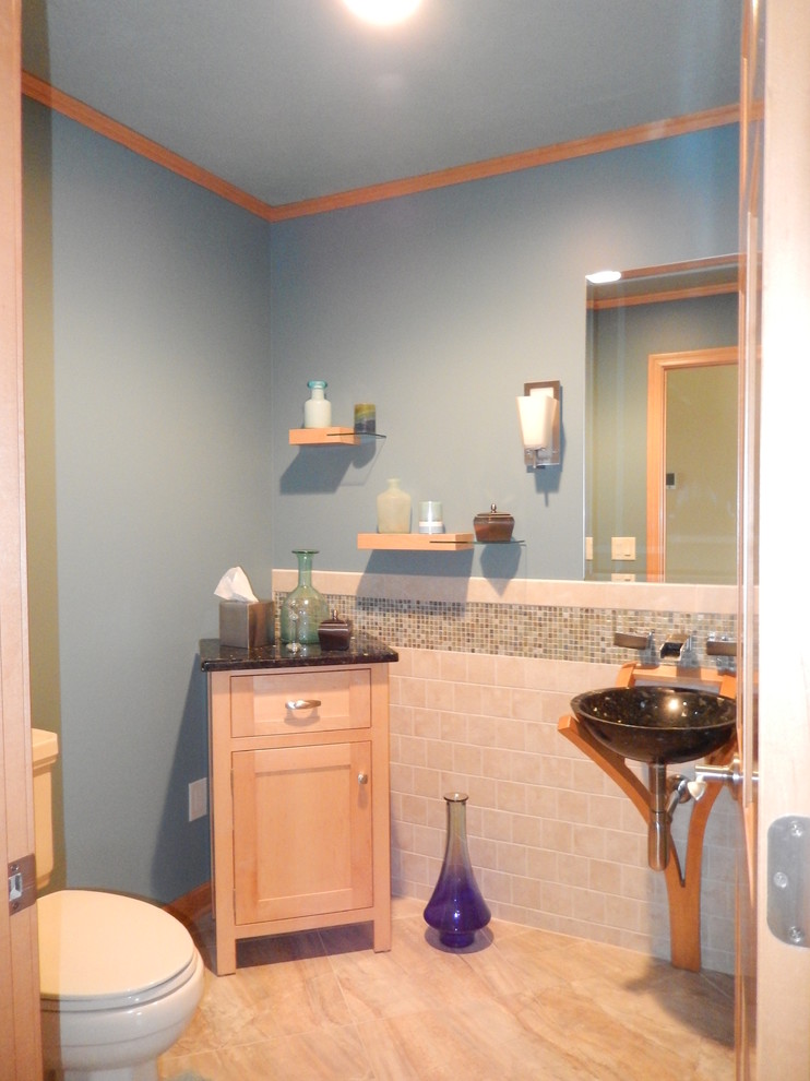 Идея дизайна: туалет среднего размера в современном стиле с фасадами в стиле шейкер, раздельным унитазом, серой плиткой, керамической плиткой, синими стенами, полом из керамической плитки, настольной раковиной, столешницей из гранита и серым полом