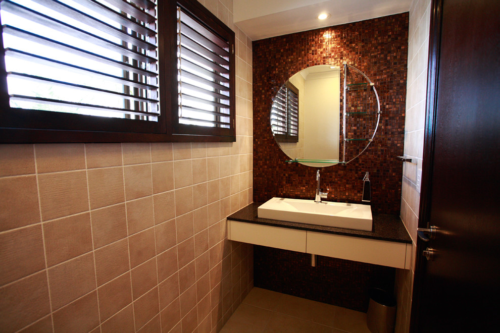Inspiration pour un petit WC et toilettes minimaliste avec un carrelage multicolore, mosaïque, un sol en travertin et un sol beige.