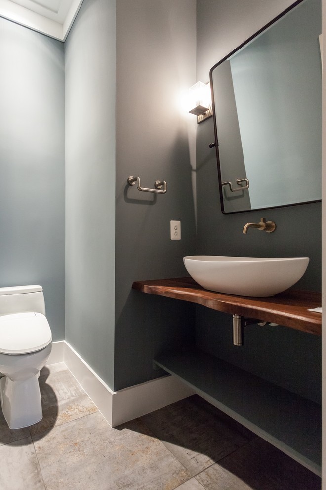 Esempio di un bagno di servizio contemporaneo con lavabo a bacinella, top in legno, top marrone, pareti blu e pavimento grigio