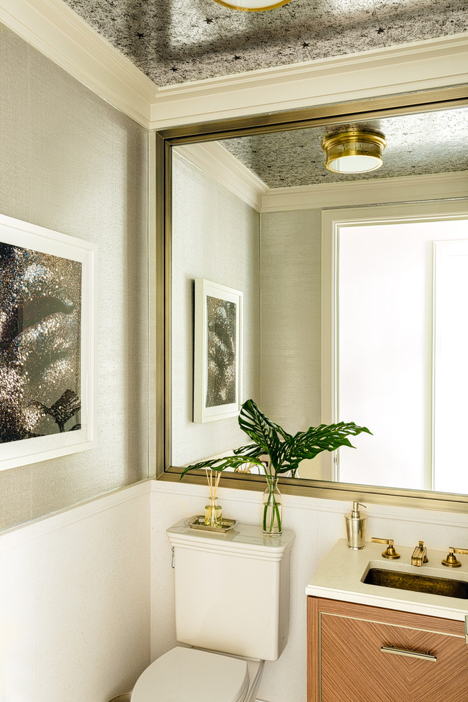 Moderne Gästetoilette mit hellbraunen Holzschränken, Unterbauwaschbecken und beiger Waschtischplatte in New York