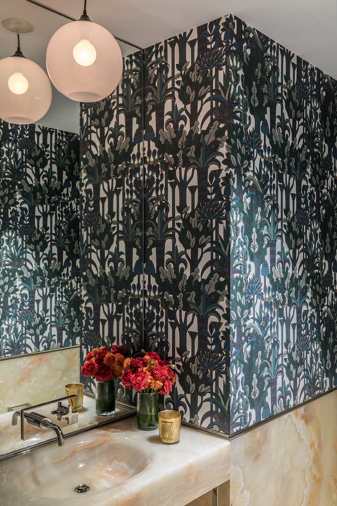 Inspiration för moderna flerfärgat toaletter, med flerfärgade väggar, ett integrerad handfat och bänkskiva i onyx