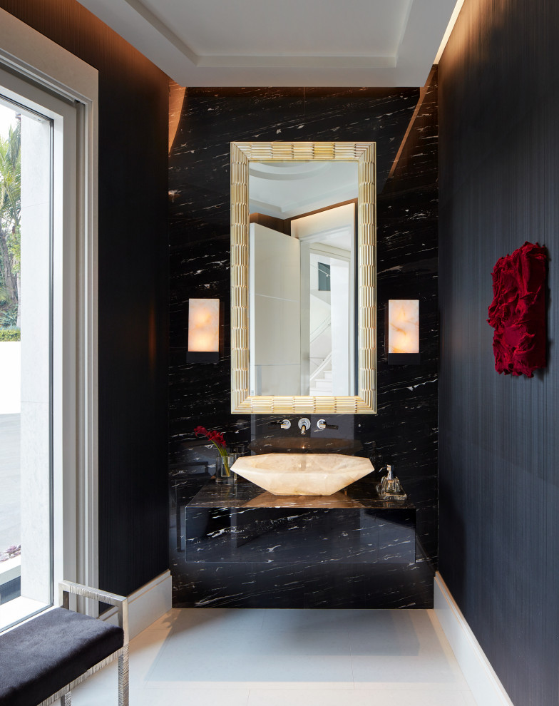 На фото: большой туалет в современном стиле с плоскими фасадами, черными фасадами, черной плиткой, черными стенами, настольной раковиной, серым полом, черной столешницей и встроенной тумбой