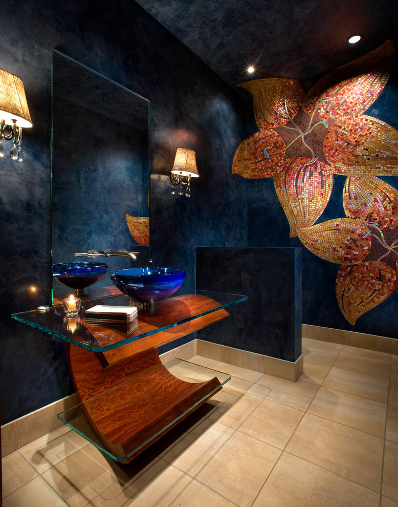 Idee per un bagno di servizio design con pareti blu, lavabo a bacinella, top in vetro e pavimento beige