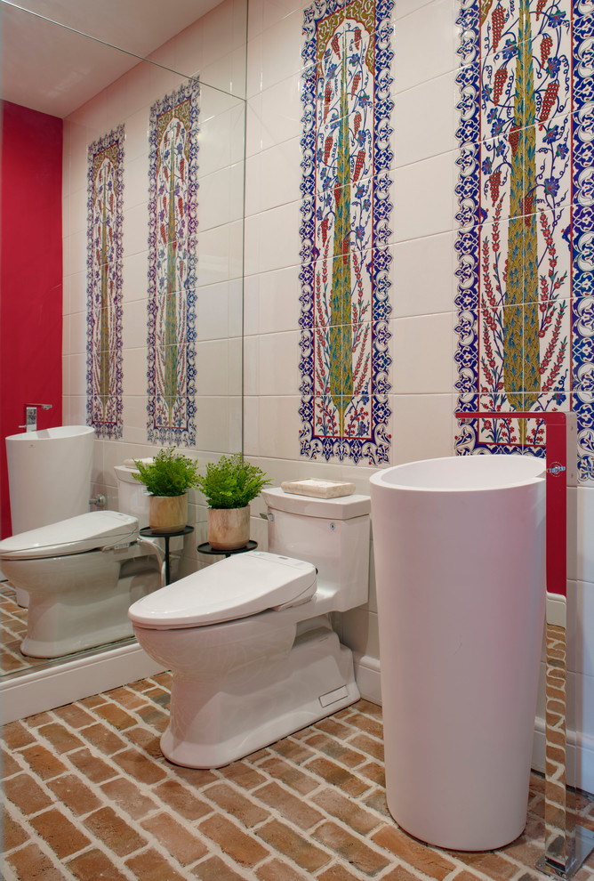 Пример оригинального дизайна: туалет в современном стиле с разноцветной плиткой, кирпичным полом, раковиной с пьедесталом и коричневым полом