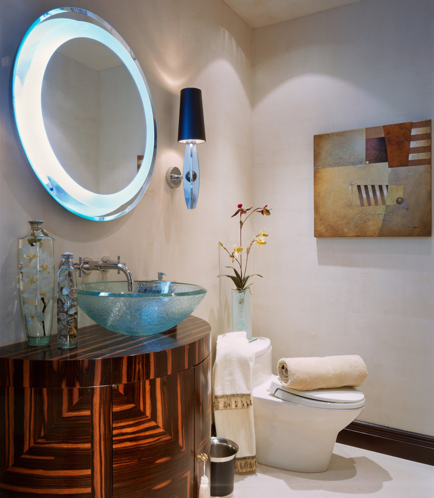 Foto di un piccolo bagno di servizio minimal con ante lisce, ante in legno scuro, WC monopezzo, pareti beige, pavimento con piastrelle in ceramica, lavabo a bacinella e top in legno