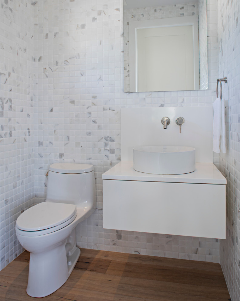Inspiration pour un WC et toilettes design avec un placard à porte plane, des portes de placard blanches, un plan de toilette en quartz modifié, un plan de toilette blanc et meuble-lavabo suspendu.