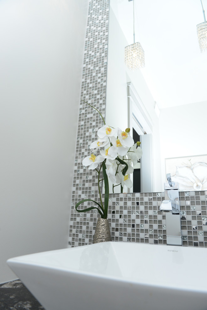 Kleine Moderne Gästetoilette mit grauen Fliesen, weißen Fliesen, Mosaikfliesen, grauer Wandfarbe und Aufsatzwaschbecken in Sonstige