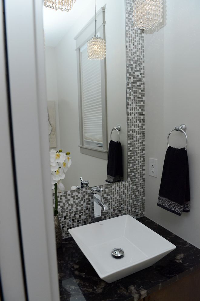 Exemple d'un petit WC et toilettes tendance avec mosaïque, un mur gris et un lavabo suspendu.