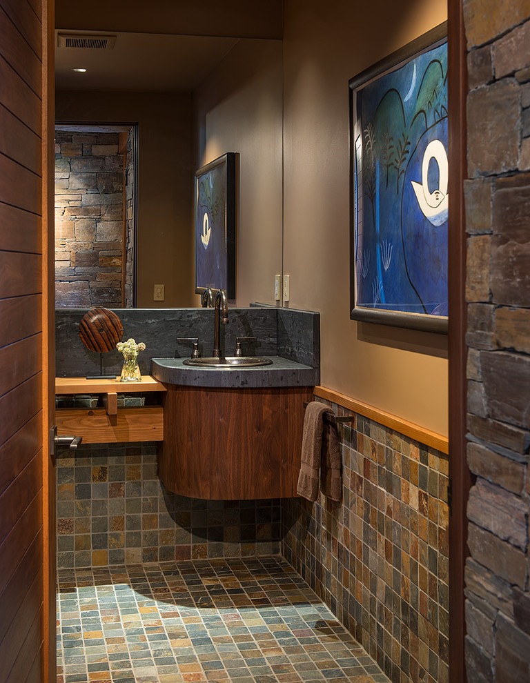 シアトルにあるコンテンポラリースタイルのおしゃれなトイレ・洗面所 (スレートタイル、グレーの洗面カウンター) の写真