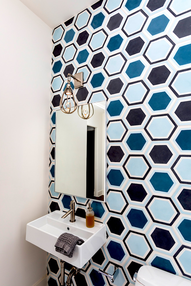 Exemple d'un petit WC et toilettes tendance avec des carreaux de béton, un lavabo suspendu, un carrelage multicolore et un mur multicolore.