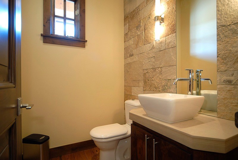Moderne Gästetoilette in Denver