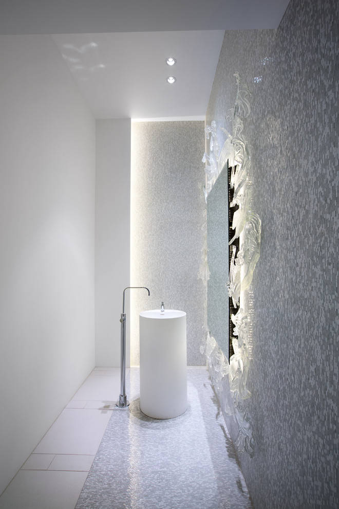 Aménagement d'un WC et toilettes contemporain avec un lavabo de ferme, un carrelage blanc, mosaïque, un mur blanc et un sol en carrelage de terre cuite.