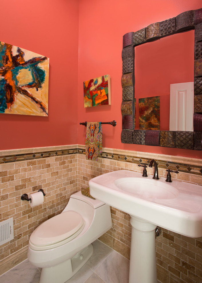 На фото: туалет в стиле фьюжн с раковиной с пьедесталом, унитазом-моноблоком, бежевой плиткой, керамической плиткой и розовыми стенами