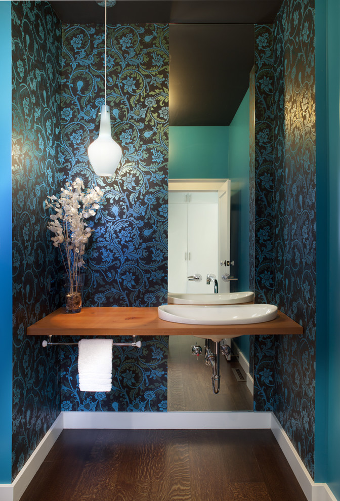 Свежая идея для дизайна: туалет среднего размера в современном стиле с настольной раковиной, столешницей из дерева, синими стенами, паркетным полом среднего тона, коричневой столешницей, коричневым полом и обоями на стенах - отличное фото интерьера