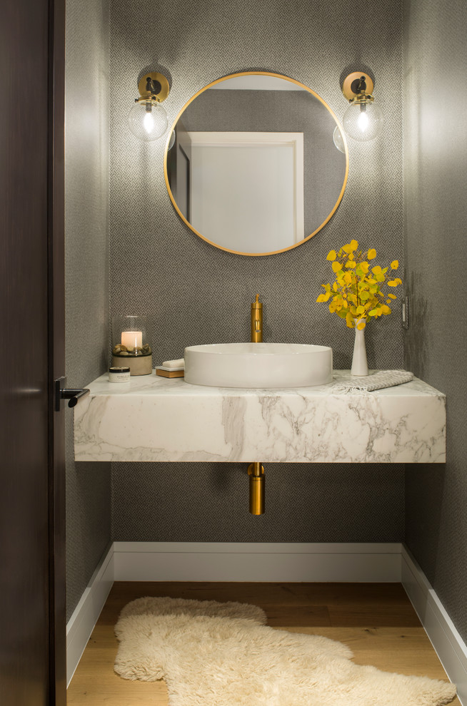 デンバーにあるトランジショナルスタイルのおしゃれなトイレ・洗面所 (グレーの壁、無垢フローリング、ベッセル式洗面器、茶色い床) の写真