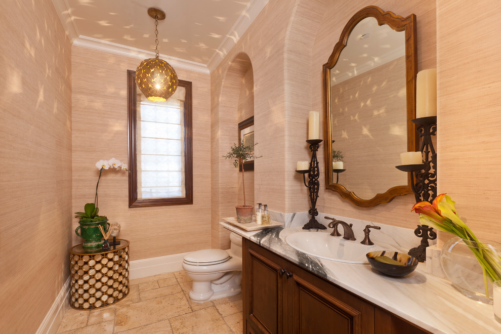 Пример оригинального дизайна: туалет в современном стиле с накладной раковиной, фасадами с утопленной филенкой, фасадами цвета дерева среднего тона и белой столешницей