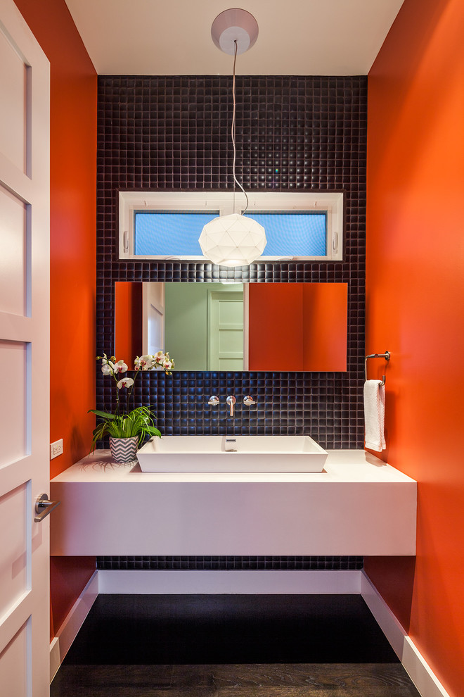 Moderne Gästetoilette mit Aufsatzwaschbecken und schwarzen Fliesen in San Francisco