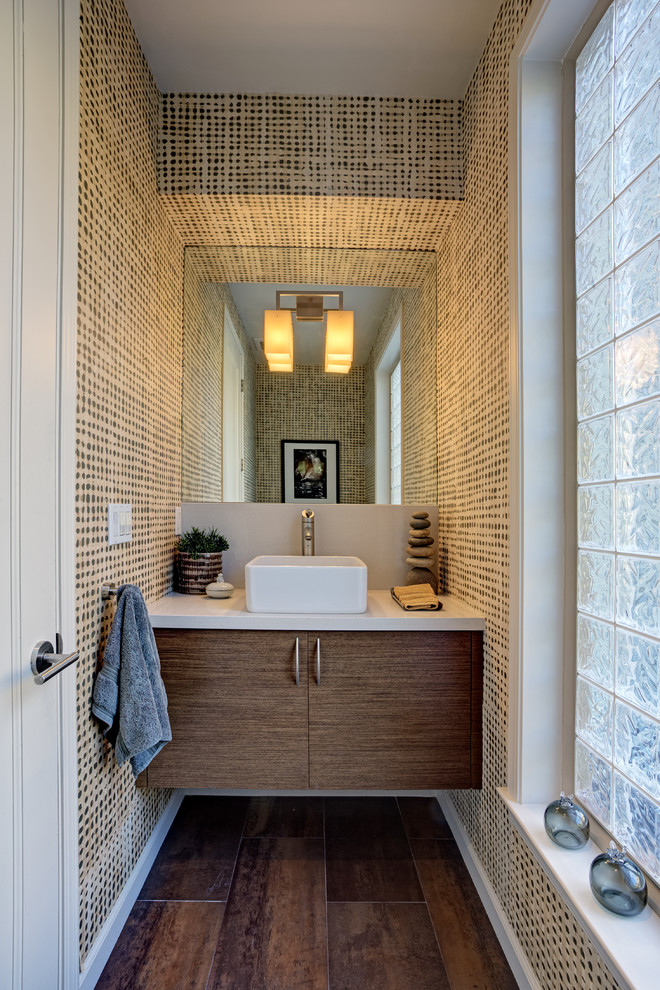 Kleine Moderne Gästetoilette mit flächenbündigen Schrankfronten, dunklen Holzschränken, Kalkstein-Waschbecken/Waschtisch, bunten Wänden und dunklem Holzboden in San Francisco