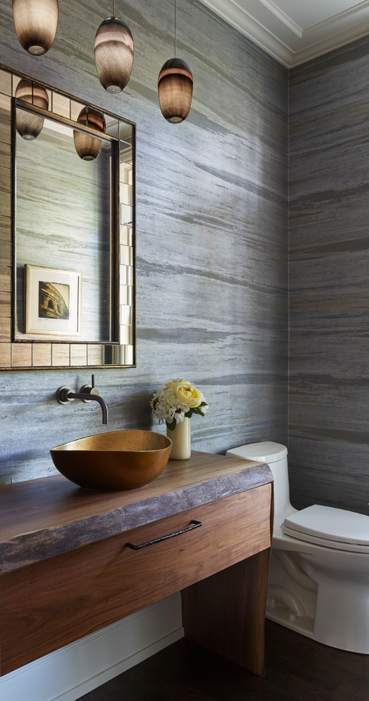 Ispirazione per un bagno di servizio tradizionale con ante in legno scuro, pareti grigie, lavabo a bacinella, pavimento marrone e ante lisce