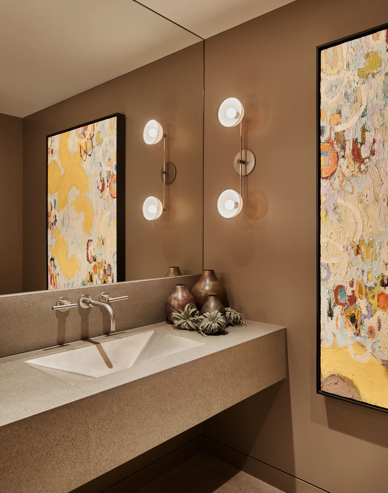 Imagen de aseo contemporáneo con paredes marrones, lavabo integrado, encimera de cemento y encimeras grises