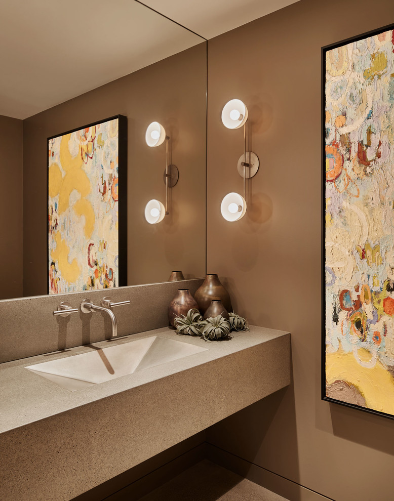 Cette photo montre un WC et toilettes tendance avec un mur marron, un lavabo intégré, un plan de toilette en béton et un plan de toilette gris.