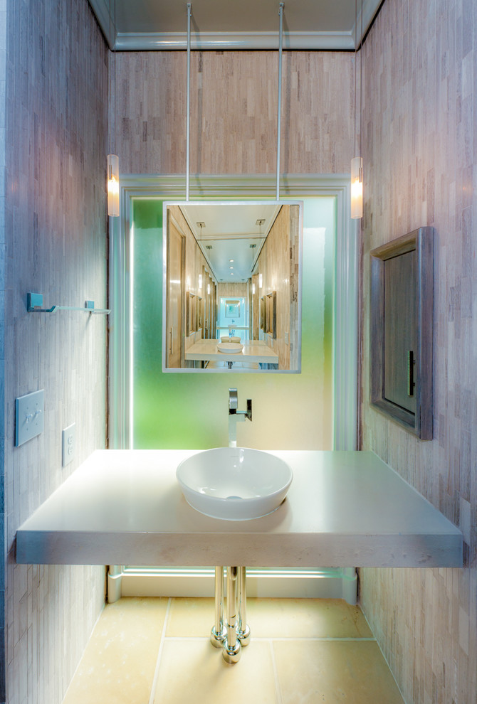 На фото: туалет в современном стиле с настольной раковиной, бежевой плиткой и белой столешницей с
