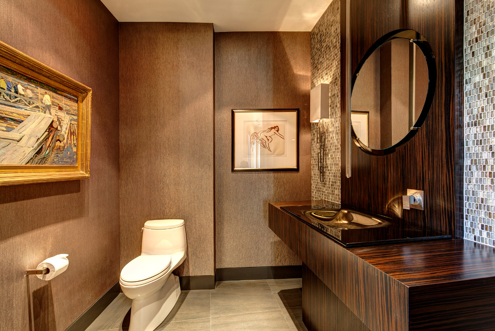 ダラスにあるコンテンポラリースタイルのおしゃれなトイレ・洗面所 (ベッセル式洗面器、モザイクタイル、照明) の写真
