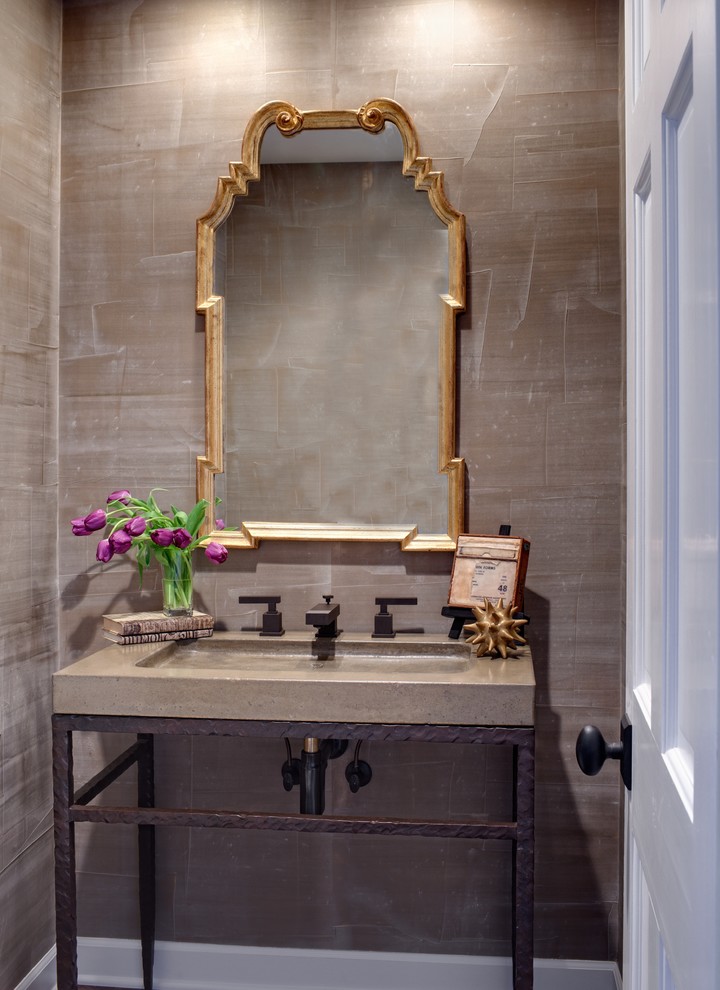 Mittelgroße Moderne Gästetoilette mit integriertem Waschbecken, braunen Schränken, beigen Fliesen, Porzellanfliesen, beiger Wandfarbe, Quarzwerkstein-Waschtisch und grauer Waschtischplatte in Chicago