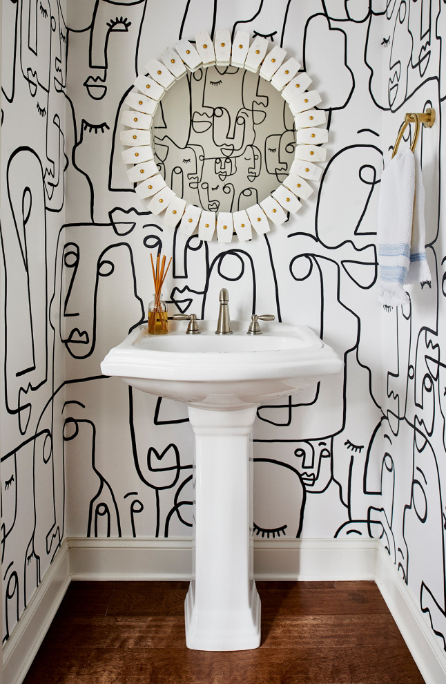 Пример оригинального дизайна: туалет в современном стиле с разноцветными стенами, темным паркетным полом, раковиной с пьедесталом, коричневым полом и обоями на стенах